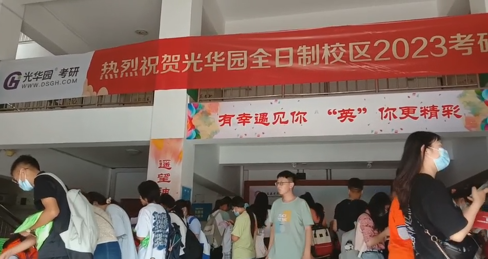 学生在进行入营报到.jpg